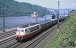 103 144 vor D 521 (Dortmund - Gelsenkirchen - Oberhausen - Düsseldorf - Köln - Bonn - Wiesbaden - Frankfurt/M - Nürnberg - Passau) in Kaub am Rhein. (19.05.1979) <i>Foto: Wolfgang Bügel</i>