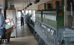 Das Befehlsstellwerk "B2" in Schwerin Hbf, das mittlerweile durch ein elektronisches Stellwerk ersetzt wurde und von der Betriebszentrale Berlin-Pankow aus ferngesteuert wird. (04.1990) <i>Foto: Benno Wiesmüller</i>