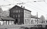 Das 1873 erbaute Empfangsgebäude von Bremen-Oberneuland an der Bahnstrecke Bremen - Hamburg. Nachdem das Gebäude zu DB AG-Zeiten unbenutzt völlig herunterkam, wurde es von privaten Investoren aufwändig und liebevoll restauriert. (24.10.1977) <i>Foto: Benno Wiesmüller</i>