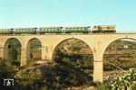 Entlang des nördlichen Teils der Costa Blanca fährt eine bei Touristen beliebte Schmalspurbahn von Alicante über Benidorm nach Denia. Ein Zug der Nahverkehrsgesellschaft Ferrocarrils de la Generalitat Valenciana (FGV) ist auf der landschaftlich reizvollen Strecke unterwegs. (2000) <i>Foto: Benno Wiesmüller</i>