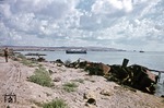 Kriegstristesse an der Straße von Kertsch auf der Krim. Von der einst ungetrübten Strandidylle ist nicht viel geblieben, stattdessen wird das Ufer von den Hinterlassenschaften heftiger Kämpfe mit zerschossenen Fahrzeugen gesäumt. (08.1943) <i>Foto: Walter Hollnagel</i>