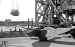 Umladen einer Turbine im Hamburger Hafen. Beeindruckend auch die Größe der Schiffsschraube im Vordergrund. (11.06.1958) <i>Foto: Walter Hollnagel</i>