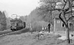 144 001 passiert mit Üg 67621 den Schrankenposten 6 hinter Tutzing und wird gleich auf die Strecke nach Kochel abbiegen. (26.04.1978) <i>Foto: Frank Lüdecke</i>
