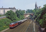 Ein weiterer Sonderzug zum Stadtjubiläum mit den historischen Rheingoldwagen verkehrte mit 221 104 auf einem Rundkurs von Wuppertal über Remscheid - Solingen nach Wuppertal, aufgenommen in Wuppertal-Rauenthal. (10.06.1979) <i>Foto: Wolfgang Bügel</i>