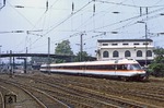 Die moderne Bundesbahn war mit ihrem neuesten Zug beim Jubiläum vertreten. 403 002/003 vor der Endhaltestelle der Schwebebahn in Wuppertal-Oberbarmen auf dem Weg nach Hagen. (10.06.1979) <i>Foto: Wolfgang Bügel</i>