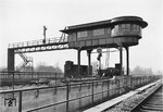 Das zwischen Düsseldorf Hauptbahnhof und Abstellbahnhof am Volksgarten gelegene Reiterstellwerk Abzweig "Emma" stand aus Profilgründen nur auf dünnen Stelzen. 1964 wurde der Bau abgerissen, die Abzweigstelle von Düsseldorf Hbf aus ferngestellt. (10.11.1932) <i>Foto: RBD Wuppertal (Eckler)</i>