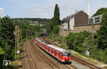 Nach mehr als 20 Jahren Abstinenz tauchten die Triebwagen der Baureihe 420 wieder in NRW auf. Sie verstärken im Berufsverkehr die S-Bahnlinien rund um Düsseldorf. 420 413 und 420 457 sind hier in Wuppertal-Zoologischer Garten unterwegs. (08.06.2015) <i>Foto: Joachim Bügel</i>