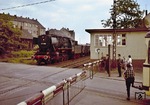 50 1090 vom Bw Wanne-Eickel Hbf rollt mit einem Güterzug am Schrankenposten 5 über die Bismarckstraße in Gelsenkirchen. Rechts ist noch ein BoGeStra-Wagen der Linie 1 (später 301) zu sehen. Heute verkehrt die Straßenbahn unter Tage und braucht nicht mehr an der "Glückauf-Schranke" zu warten. Ein Gleis gehört zur Anschlussbahn der Zeche Consolidation. (1960) <i>Foto: Willi Marotz</i>