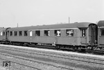Der 1./2. Klasse-Wagen AB4y-50/38 "33860 Han" im Bahnhof Sennelager. Für die SWDE wurden acht dieser Wagen bei Westwaggon (Gastell) 1951 gebaut, angelehnt an die Vorkriegsbauart. Zum Zeitpunkt der Aufnahme hieß der Wagen AB4y-50/38, später ABye 634. Er unterscheidet sich auffällig durch die Toiletten in der Wagenmitte, die sich sonst am Wagenende bei der Eilzugwagenbauart befinden. Eingerahmt wird er durch zwei "Polen-Hechte". (03.1962) <i>Foto: Reinhard Todt</i>