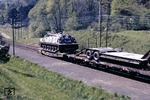 Im Güterzug von 50 1352 (vgl. Bild-Nr. 26415) lief dieser VTR M88-Panzer der Bundeswehr mit.  (04.1965) <i>Foto: Mike Harper</i>