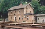 Das Empfangsgebäude von Berbersdorf an der Bahnstrecke Roßwein – Niederwiesa. (1993) <i>Foto: Erich Preuß</i>
