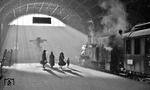 Walter Hollnagel gelang es, im Frühjahr 1932 diese einzigartige Lichtstimmung mit 74 647 in der Bahnhofshalle von Altona Hbf bildlich festzuhalten. Die Lok des Bw Altona hatte zuvor einen Reisezug vom Abstellbahnhof Langenfelde Vbf an den Bahnsteig überführt. Schon im Mai 1932 wurde sie ausgemustert.  (1932) <i>Foto: Walter Hollnagel</i>