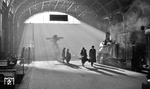 Licht- und Schattenspiele im Hauptbahnhof Altona mit 74 647. (1932) <i>Foto: Walter Hollnagel</i>