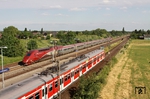420 955 wird im Haltepunkt Langenfeld-Berghausen durch den Thalys THA 4302 nach Paris-Nord überholt. (08.06.2015) <i>Foto: Wolfgang Bügel</i>