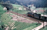 Auf der Schwarzwaldbahn oberhalb von Niederwasser rollt die Offenburger 44 327 auf den 175 m langen Obergiestunnel zu. (27.04.1957) <i>Foto: Carl Bellingrodt</i>
