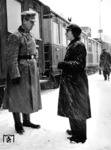 Ein Polizeioffizier der 4. Waffen-SS-Polizeidivision und eine Reichsbahnerin in Winkelsdorf im Sudetenland. (1944) <i>Foto: RVM (Ittenbach)</i>