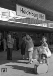 Bahnsteigszene im neuen Heidelberger Hauptbahnhof (Einweihung 5. Mai 1955). Die Dame rechts mit Koffer und Hut ist im übrigen die Ehefrau des Hamburger Direktions-Fotografens.  (30.09.1955) <i>Foto: Walter Hollnagel</i>