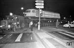 Vor ihrer offiziellen in Dienststellung wurde 103 115  auf der 3. Verkehrsausstellung Schiene und Straße in der Essener Gruga gezeigt und hierzu durch das nächtliche Essen transportiert. (05.09.1970) <i>Foto: Willi Marotz</i>