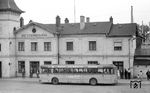 Das Empfangsgebäude des luxemburgischen Bahnhofs Bettembourg an der Strecke Metz - Luxembourg mit einem Bahnbus der CFL. (11.08.1972) <i>Foto: Johannes Glöckner</i>