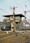 110 435 fährt mit E 3232 in den Bahnhof Letmathe ein. Das schöne Pilzstellwerk "Lo" wurde 1992 dem Erdboden gleichgemacht. (10.02.1981) <i>Foto: Wolfgang Bügel</i>