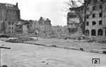 In der Nacht vom 29. auf den 30. Mai 1943 flog die britische RAF einen Bombenangriff auf Wuppertal-Barmen. Die Barmer Innenstadt wurde von den Briten insgesamt mit rund 1.700 Spreng- und rund 280.000 Brandbomben belegt. Nach diesem Großangriff auf Barmen wurden aus rund 4.000 total zerstörten Häusern 3.300 Tote geborgen. 80 Prozent der bebauten Fläche wurden laut Analyse der britischen Luftwaffe durch das Feuer zerstört, so wie hier auch das Gebiet um den Barmer Bahnhof mit dem Opernhaus (links).  (06.1943) <i>Foto: RBD Wuppertal (Eckler)</i>