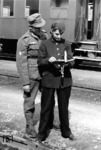 Auskunft am Zug an einem unbekannten Ort, vermutlich im Sudetenland. Das es sich um ein gestellte Foto handelt, zeigt schon der Umstand, dass der Soldat der adretten Reichsbahnerin ganz schön nah auf die Pelle gerückt ist. (1944) <i>Foto: RVM (Ittenbach)</i>