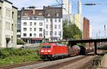 185 396 fährt mit EZ 51112 nach Gremberg durch den Bahnhof Wuppertal-Barmen. Das bunte Gebäude mit den Schornsteinen ist das Heizkraftwerk Barmen, wo sich früher die Talstation der Barmer Bergbahn befand.  (05.08.2015) <i>Foto: Wolfgang Bügel</i>