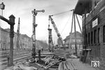 Brückenbauarbeiten an der Eisenbahnüberführung über die Herwarthstraße am Nordkopf des Bonner Bahnhofs. Erst im Sommer 1971 wurde er in Bonn Hauptbahnhof umbenannt. (1937) <i>Foto: RBD Köln (Felten)</i>