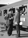 Zugführer und Aufsichtsbeamtin am Schnellzug Wien – Straßburg in Stuttgart Hbf. (1942) <i>Foto: RVM (Steiner)</i>