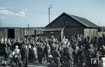 Im äußersten Westen der Slowakei werden deutsche Truppen im Bahnhof Malacky für einen Truppentransport über Warschau - Brest Litowsk nach Weißrussland verabschiedet. Die meisten von ihnen werden wohl nicht wiederkommen. Wer 1941 die Uniform der Wehrmacht anziehen musste, hatte im Durchschnitt eine weitere Lebenserwartung von 2,6 Jahren. (06.1941) <i>Foto: Privatfoto</i>