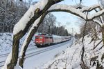 Seit Januar 2008 ist die ehemalige 110 261 (Baujahr 1962) als 115 261 für DB-Autozug unterwegs. Im Winter 2010 bespannte sie außerplanmäßig den ICE-Ersatzzug 2862 (Hamm - Bonn) bei Solingen.  (09.12.2010) <i>Foto: Joachim Bügel</i>