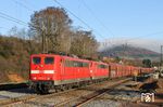 Mit vereinter Kraft schieben 151 053 und 151 032 den 3800t-Erzzug GM 47925 (Neuss – Linz Stahlwerke) aus dem Bahnhof Laufach. (27.11.2015) <i>Foto: Joachim Bügel</i>