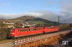Nach vollendeter Schiebeleistung kehren 151 032 und 151 053 vom Schwarzkopftunnel zurück nach Laufach. (27.11.2015) <i>Foto: Joachim Bügel</i>