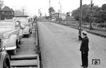 Abfahrt des Autozuges nach Sylt im Bahnhof Niebüll. Schon 1950 wurden 20.000 Fahrzeuge über den Hindenburgdamm befördert. (1951) <i>Foto: Walter Hollnagel</i>