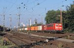 Mit einem Containerzug fährt 151 071 durch den Bahnhof Gladbeck-West. (12.10.2005) <i>Foto: Norman Kampmann</i>