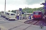 Nach Ankunft des 515 624 als N 5218 aus Wuppertal-Elberfeld steigen die Fahrgäste in den bereitgestellten Schienenersatzverkehr um. (17.05.1981) <i>Foto: Wolfgang Bügel</i>