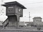 Das markanteste Stellwerk in Bremen Hbf war sicherlich das VES-Vierreihenhebelwerk "Bgm" von 1935, das mitten im Güterbahnhof stand. Am 14.09.1999 wurde es außer Betrieb genommen. (11.1977) <i>Foto: Benno Wiesmüller</i>