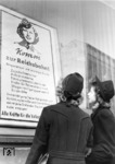 Der gescheiterte Blitzkrieg gegen die Sowjetunion erwischte die NS-Strategen eiskalt, da der Einsatz an der Ostfront immer größere Ressourcen beanspruchte. Mit solchen Anwerbeplakat der Reichsbahn (in Berlin) wurde versucht, den Männermangel durch den Einsatz von Frauen wettzumachen. (1942) <i>Foto: RVM (Ittenbach)</i>