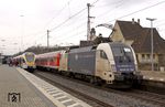 Auch ES 64 U2-068 der Wiener Lokalbahnen (WLB) stand kurzzeitig in Diensten von NationalExpress. Hier schiebt sie den RB 24443 nach Köln Hbf in Wuppertal-Vohwinkel und begegnet dabei dem ET 7.08 der Eurobahn als ERB 20081 nach Hamm. (06.01.2016) <i>Foto: Wolfgang Bügel</i>