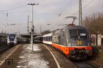 Während die neueste Errungenschaft von NationalExpress mit RB 24437 in Wuppertal-Oberbarmen wartet, wird sie von dem "planmäßigen" Triebwagen NX 863 (442 863) überholt, der als RE 26117 nach Krefeld unterwegs ist. (21.01.2016) <i>Foto: Wolfgang Bügel</i>