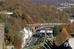 So viele Züge gleichzeitig passten auf der Wupperbrücke in Wuppertal-Sonnborn dann doch nicht vernünftig aufs Bild: Links fährt ein 422 als S 9 nach Haltern am See, daneben ET 7.06 der Eurobahn nach Hamm und dahinter ein RE 7 nach Krefeld. (03.11.2015) <i>Foto: Wolfgang Bügel</i>