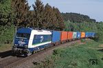 223 144 der IntEgro Verkehr GmbH, einem Eisenbahnverkehrsunternehmen mit Sitz in Reichenbach im Vogtland, mit einem Containerzug bei Marktredwitz. (16.05.2015) <i>Foto: Wolfgang Eiser</i>