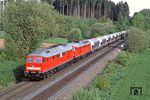 232 489 und eine weitere Schwesterlok der Mitteldeutsche Eisenbahn GmbH (MEG) mit Sitz in Schkopau, einem Gemeinschaftsunternehmen der DB Schenker Rail und VTG Rail Logistics GmbH, bei Marktredwitz. (15.05.2015) <i>Foto: Wolfgang Eiser</i>