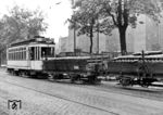 Originalfototext: "Die BVG hat jetzt zur Unterstützung der Berliner Geschäftswelt den "Straßenbahnschlepp" eingerichtet. Triebwagen der Straßenbahn befördern LKW's mit Anhängern und sonstige Lastwagen in alle Teile der Reichshauptstadt."  (03.08.1944) <i>Foto: RVM</i>