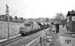 194 092 passiert mit einem Güterzug den Schrankenposten 8 nördlich von Weilheim bei Wilzhofen. Noch im Jahre der Aufnahme wurde der SchrPo nach Anschluss des dortigen Streckenbereiches an das SpDrL60 Stw in Weilheim aufgelassen.  (04.08.1980) <i>Foto: Frank Lüdecke</i>