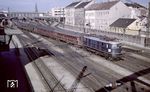 E 18 03 verlässt vor D 357 den Bahnhof Wien-West. Die Lok wird den Zug bis München befördern.  (04.03.1965) <i>Foto: Norbert Steinweis</i>