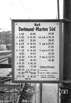 Abfahrtafel im Bahnhof Unna. Heute fährt hier die S 4 nach Dortmund-Lütgendortmund. Immehin bestand damals auch schon ein regelmäßiger 30min-Taktverkehr. (24.08.1965) <i>Foto: Willi Marotz</i>