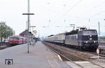 181 208 vor D 803 (Dortmund - Koblenz - Saarbrücken) neben 798 534 im Bahnhof Wengerohr (heute Wittlich Hbf). (22.04.1985) <i>Foto: Peter Schiffer</i>