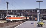 111 175 mit einem S-Bahnzug nach Solingen-Ohligs in Düsseldorf Hbf. (15.05.1985) <i>Foto: Peter Schiffer</i>