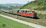 Ebenfalls bei Grünsfeld wurde 220 061 mit einem Eilzug nach Würzburg erwischt. (02.05.1975) <i>Foto: Prof. Dr. Willi Hager</i>